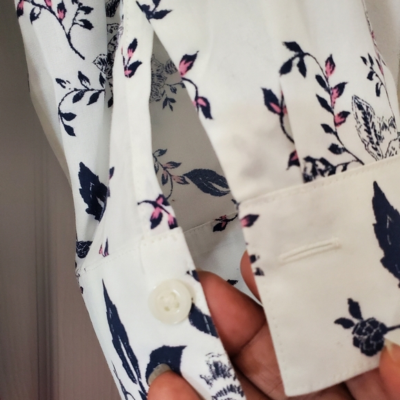 Chico's Women's No-Iron Petite Cotton-Blend Jacobean Print Stain Shield Pocket T - Picture 6 of 9